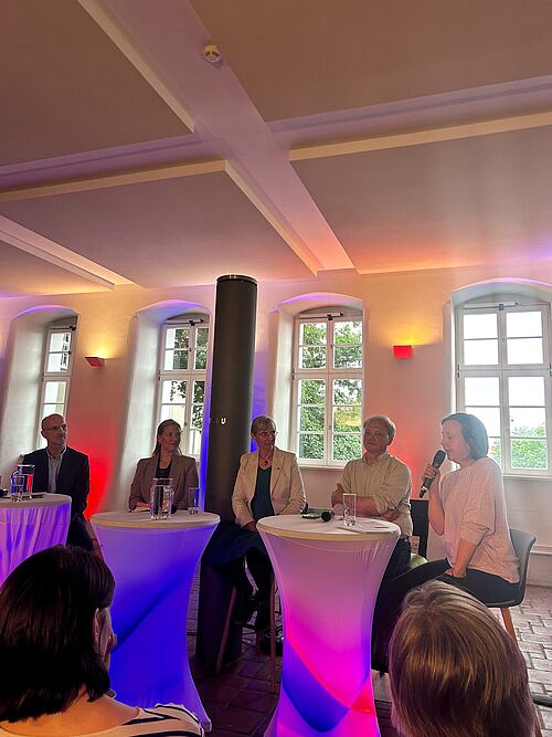 Podiumsdiskussion „Uni im Rathaus“ Podiumsdiskussion „Uni im Rathaus“