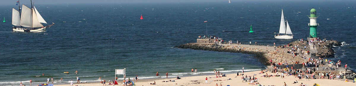 Mole und Strand von Warnemünde